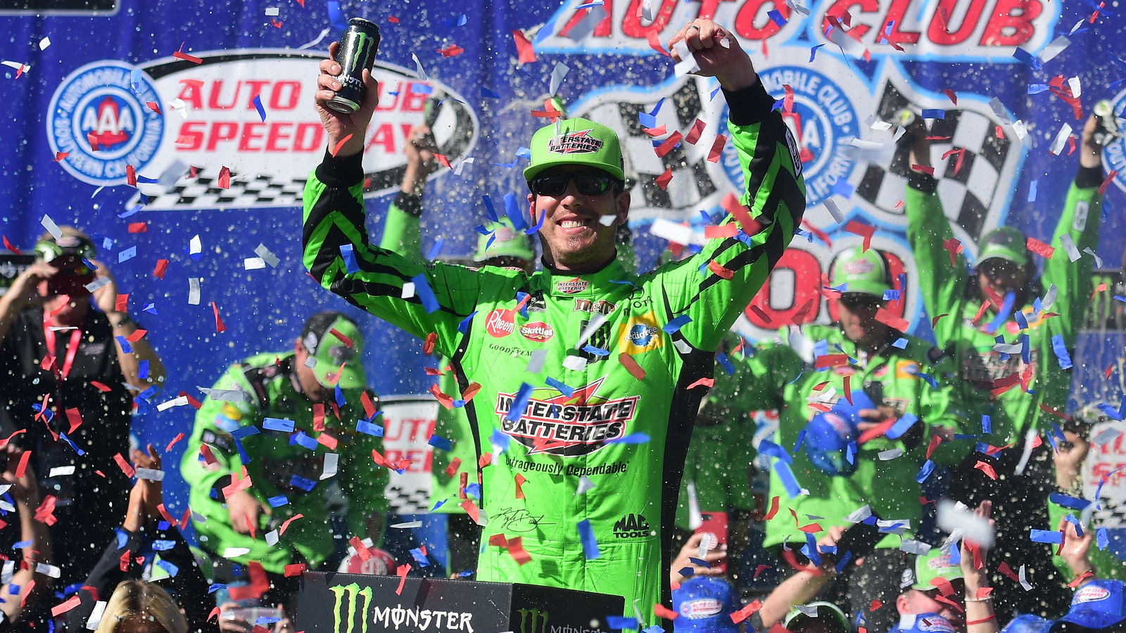 Kyle Busch mengatasi penalti untuk mengklaim kemenangan penting
